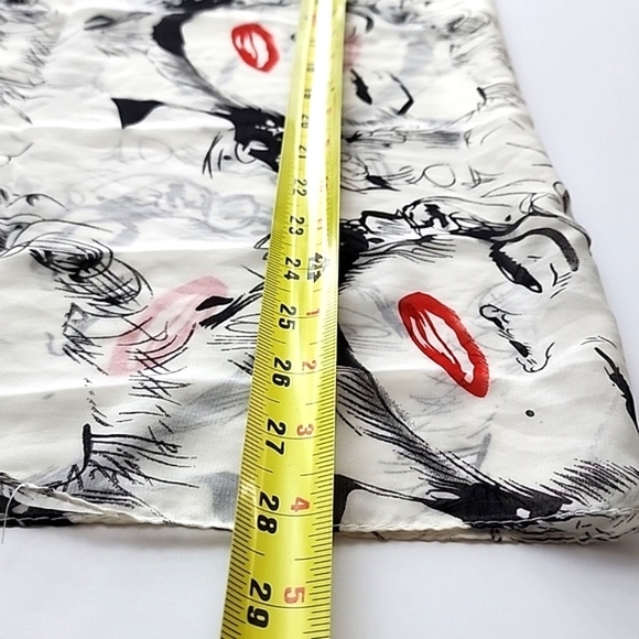 Le Chateu Marilyn Monroe Sketch Scarf Semi Sheer Red Lips Lightweight Semi Sheer - Picture 7 of 8